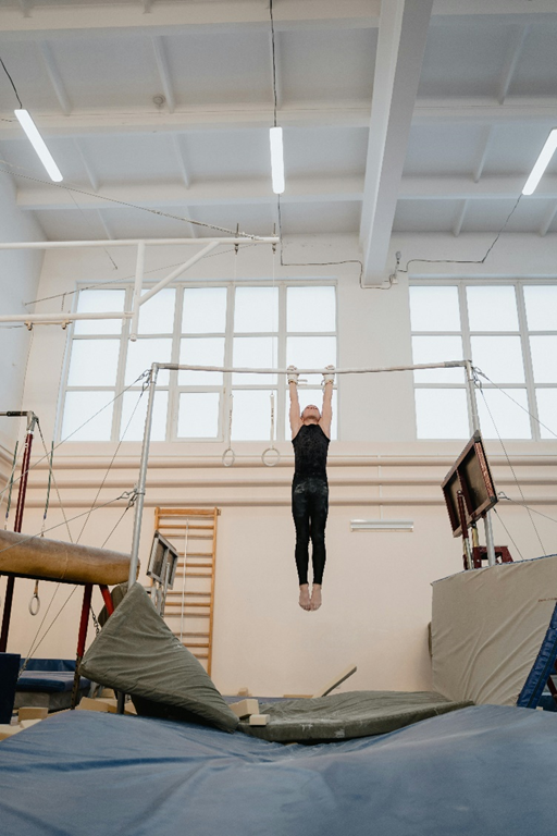 Slika 1. Gimnastika – jedan od bazičnih sportova
(izvor: https://www.pexels.com/photo/man-in-gray-shirt-and-black-pants-standing-on-brown-wooden-ladder-6572552/)